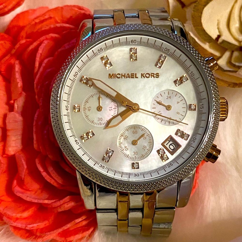 Pre-loved Michael Kors 5525 two-tone watch